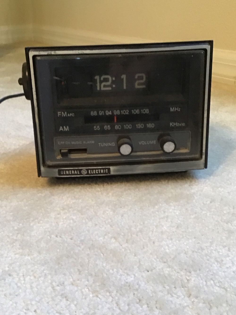 Vintage General Electric AM/FM Flip Clock Radio Alarm, model no. 7-4415B Works - Picture 15 of 15